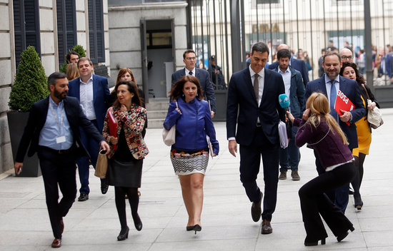 The Socialist leader, Pedro Sánchez, outside the Spanish Congress with some Socialist MPs on May 31, 2018 (by Javier Barbancho)