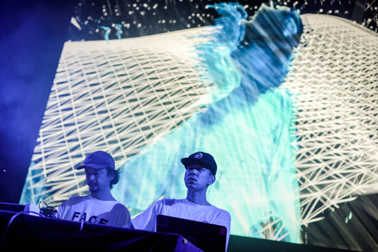 Nosaj Thing and Daito Manabe perform at Sónar 2017 (image courtesy of Sónar)