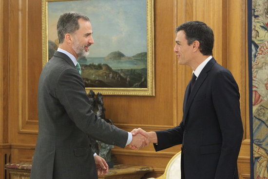 Spain's king Felipe VI (left) and president Pedro Sánchez (by Casa Real)