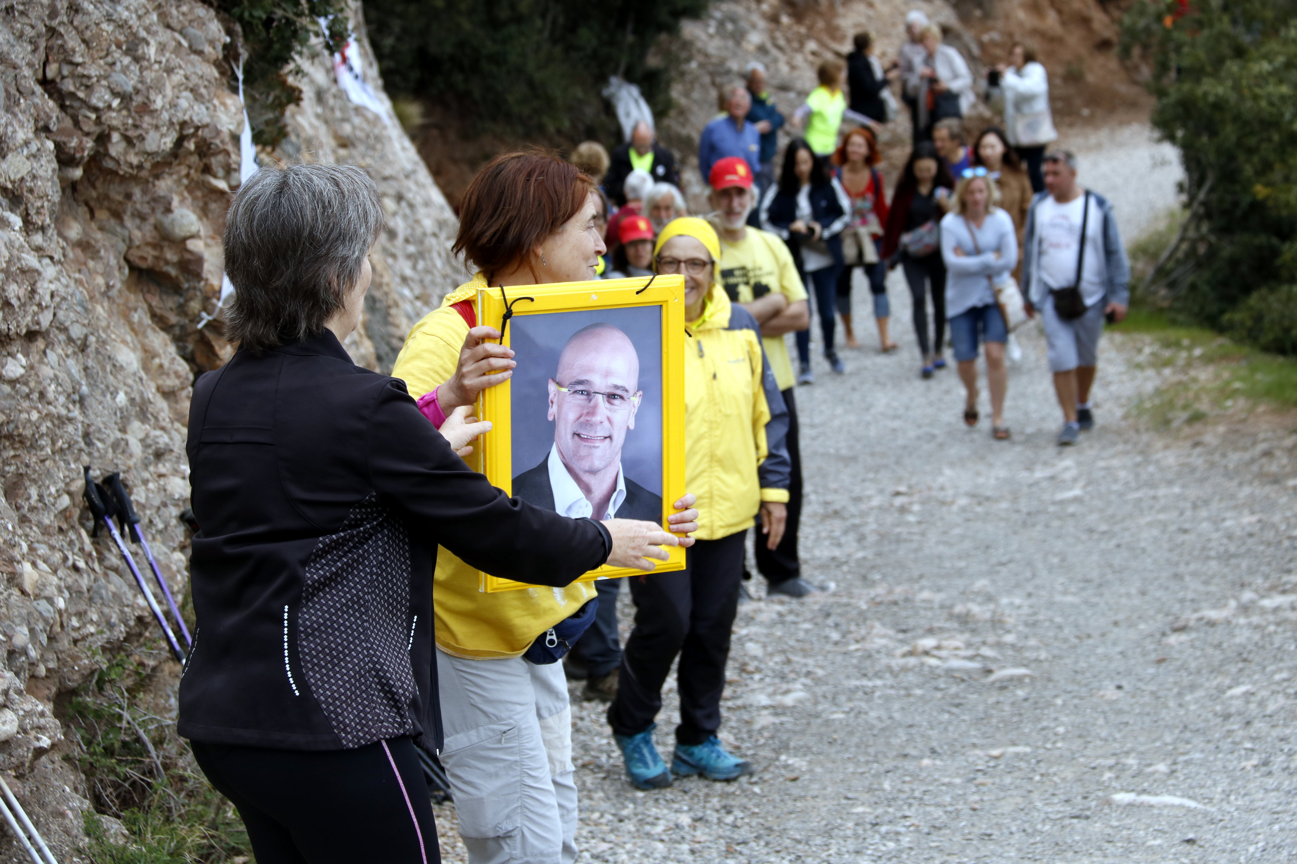 Protesters carry a picture of jailed MP Raül Romeva to the top of a mountain (by ACN)