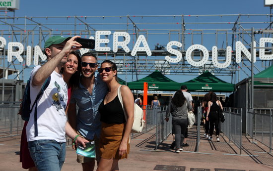 Concert-goers take a selfie in front of Primavera Sound on May 31 2018(by Violeta Gumà)