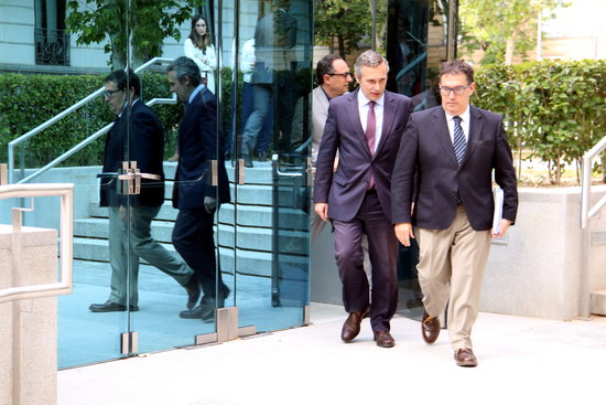 Historian Josep Lluís Alay (left) with his lawyer leaving court (by ACN)