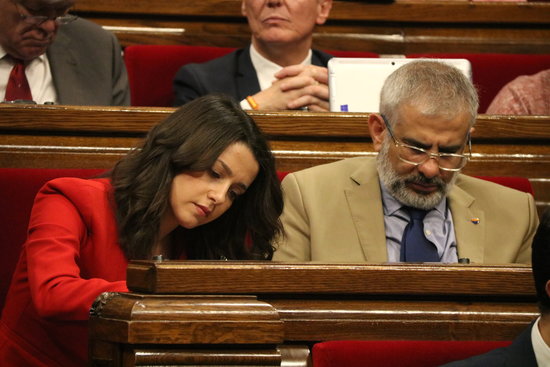 The opposition leader, Inés Arrimadas, with her deputy in Parliament, Carlos Carrizosa (by Núria Julià)