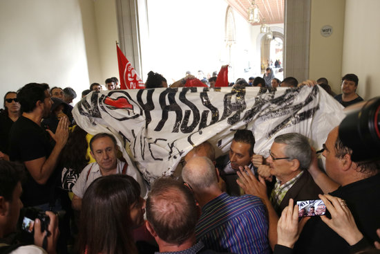 CDR protesters attempting to reach doors of Societat Civil Catalana conference room (by ACN)
