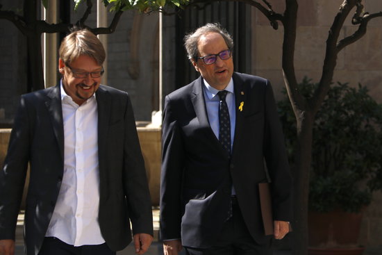 The Catalan president, Quim Torra (right,) with the Catalunya en Comú - Podem leader, Xavier Domènech, on June 11, 2018 (by Rafa Garrido)