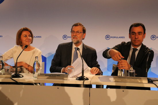 (From left to right) PP secretary general  María Dolores de Cospedal, Mariano Rajoy, and Fernando Martínez Maillo on Monday (by ACN)