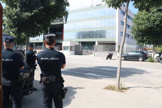 Some Spanish police officers outside the Catalan Telecommunications and IT Center (CTTI) on June 12, 2018 (by Pol Solà)