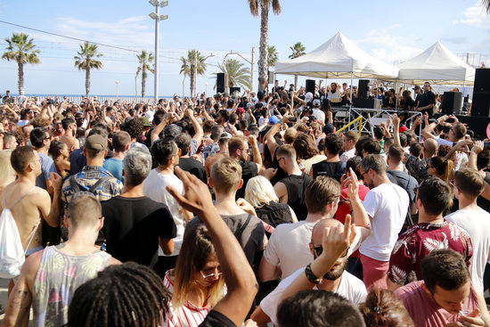 The audience at Richie Hawtin's DJ set in the Badalona Skate Àgora park on June 13 2018 (by Jordi Pujolar)