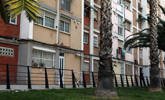 The apartment building in Cornellà de Llobregat where a man committed suicide when he was about to be evicted (by Àlex Recolons)