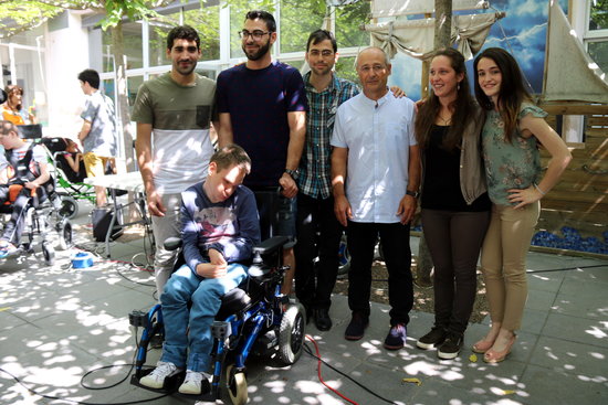 Wheelchair user Arnau Estanyol alongside the young inventors and classmates (by  ACN)
