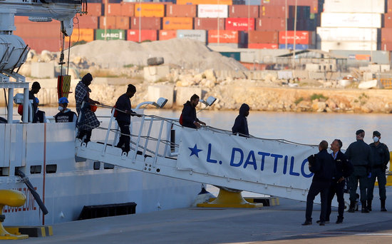 Migrants disembark in Valencia (by REUTERS/Heino Kalis)