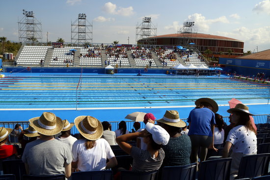Spectators beside the Olympic pool at the Mediterranean Games 2018 (by ACN)