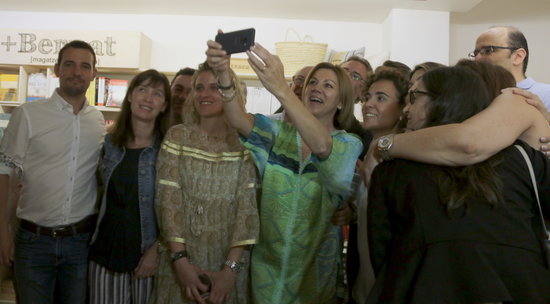 María Dolores de Cospedal takes a selfie with PP supporters in Barcelona (by ACN)