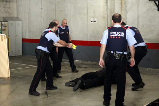 A Catalan police officer practising with a taser (by  ACN)