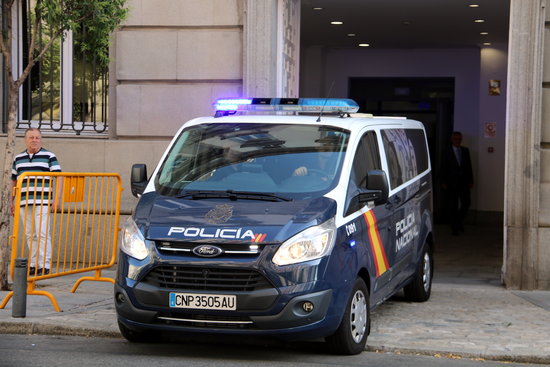 Police van taking Joaquim Forn to Supreme Court (by Tània Tàpia)