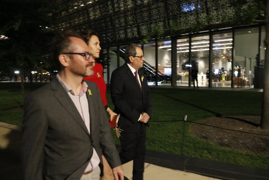 Catalan president Quim Torra (right) accompanied by culture minister Laura Borràs and parliament vice president Josep Costa (by Rafa Garrido)