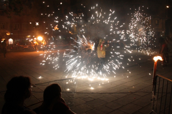 Correfocs in a square in the Barceloneta neighborhood on June 24 2017 (by Pere Francesch)