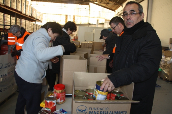 Food Bank volunteers in Girona distribute food in boxes on December 12 2018 (by Lourdes Casademont)