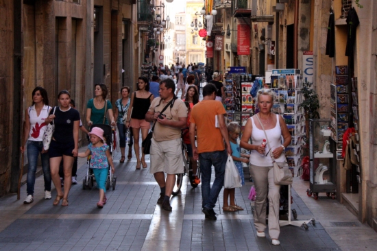 Tourists and locals walking down Tarragona's Carrer Major (by ACN)