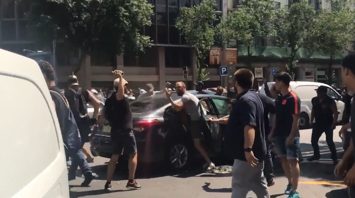 Taxi drivers attack Cabify car in Barcelona
