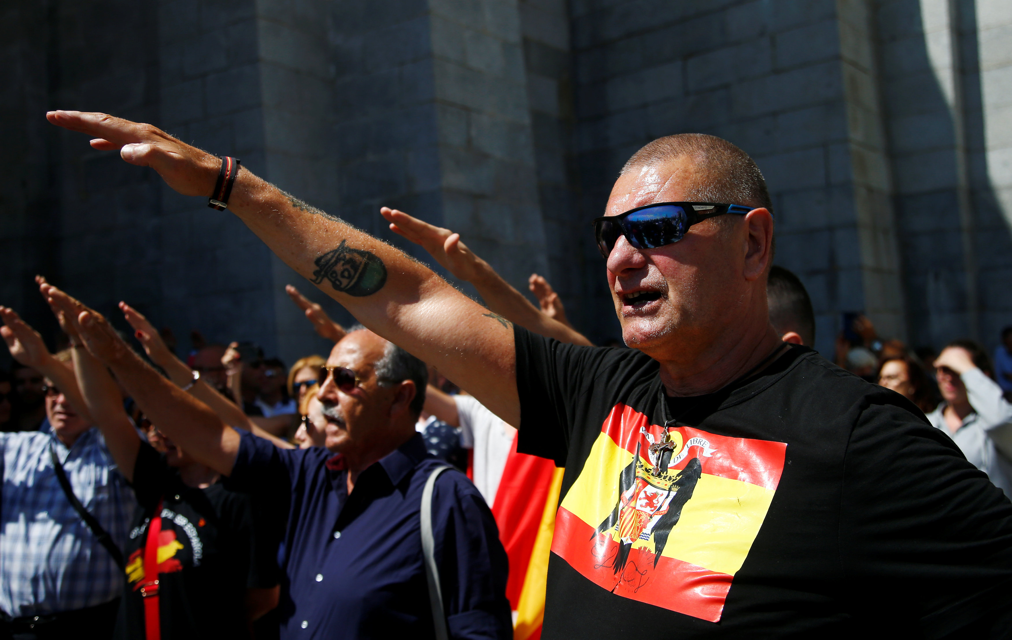People make fascist salute at demonstration against plans to remove Franco from the Valle de los Caidos (by REUTERS/Javier Barbancho)