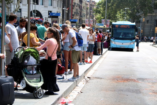 People waiting for Aerobus in Plaça Catalunya (ACN)