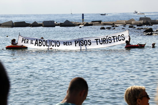 Performance in favor of the abolition of the tourist apartments in the Barcelona coast on August 2017 (by Laura Fíguls)