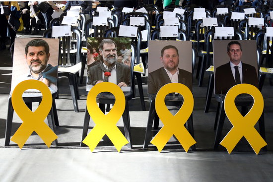 Yellow ribbons in front of photos of jailed leaders Jordi Sánchez, Jordi Cuixart, Oriol Junqueras and Joaquim Forn at a Catalan National Assembly event on February 25 2018 (by Maria Belmez)