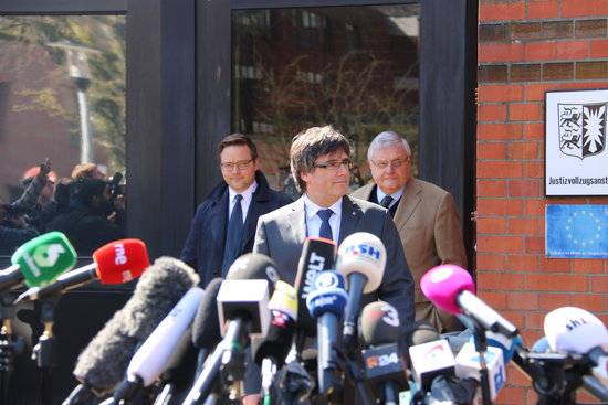 Carles Puigdemont with his German lawyers outside Neumünster prison on April 6, 2018 (by Guifré Jordan)