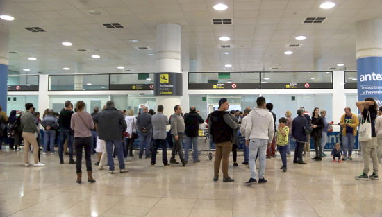 People at Terminal 1 of Barcelona airport (by ACN)