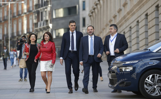 Spain's president Pedro Sánchez (center) accompanied by Socialist colleagues (by ACN)