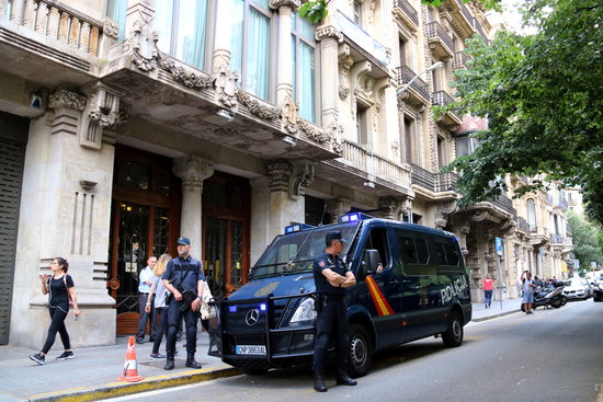 Catalonia's economy ministry guarded by police officers (by Jordi Bataller)