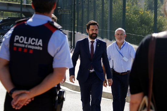 Roger Torrent arriving at Puig de les Basses prison (by Marina López)