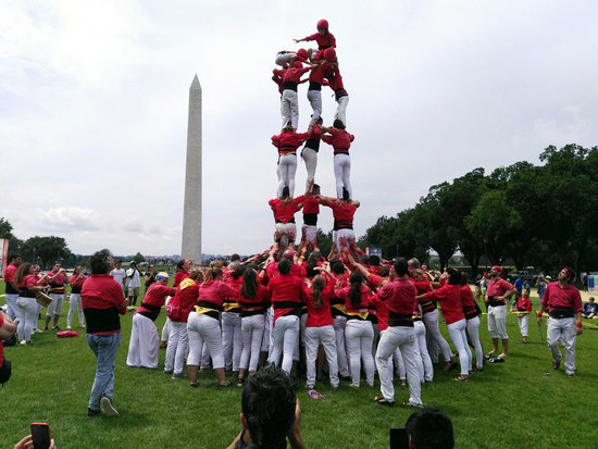 Human towers in Washington (courtesy of castellers)