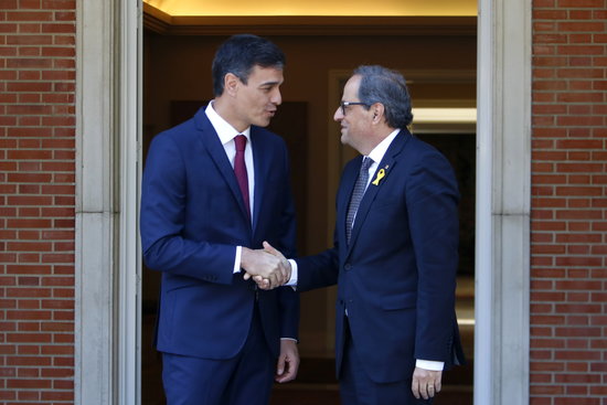 The Spanish and Catalan presidents, Pedro Sánchez and Quim Torra, shaking hands ahead of their meeting on July 9, 2018 (by Rafa Garrido)