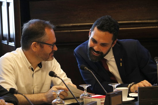 Roger Torrent and Josep Costa at a parliament bureau meeting on July 12 2018 (by Rafa Garrido)