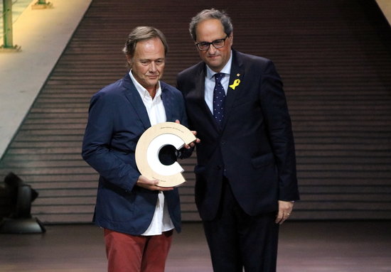 Illusionist Hausson receiving his award from Quim Torra on July 12 2018 (by Norma Vidal)