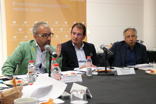 Catalonia's secretary general for employment, Josep Ginesta (left), ManpowerGroup's director in the Mediterranean, Raúl Grijalba (center), and the emeritus professor of economy, Josep Oliver (by Andrea Zamorano)