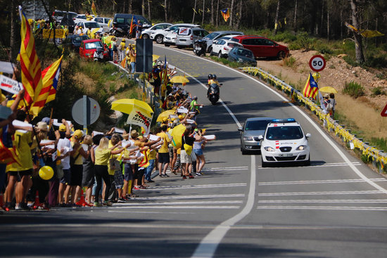 The car moving former Catalan parliament speaker carme Forcadell to the Catllar prison, cheered on by pro-independence supporters on July 20 2018 (by Sílvia Jardí) 