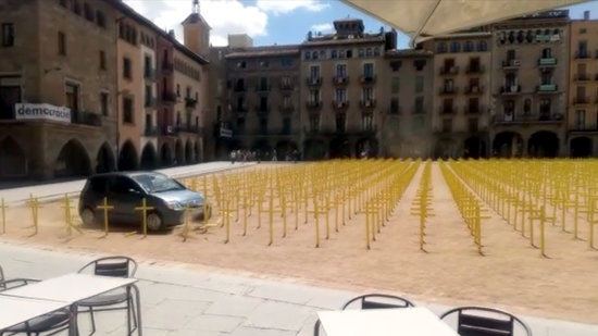 The car used to run over the installation with the crosses in the background on July 22 (photo ceded to Catalan News) 