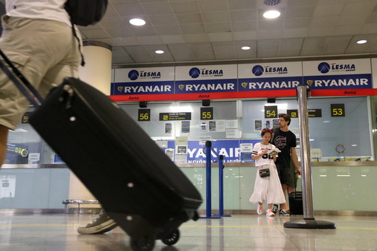 A passenger in front of the Ryanair stands (by ACN)