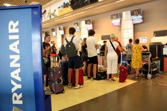 A line of passengers at the Reus airport for a flight to Liverpool with Ryanair on July 25 2018 (by Núria Torres)