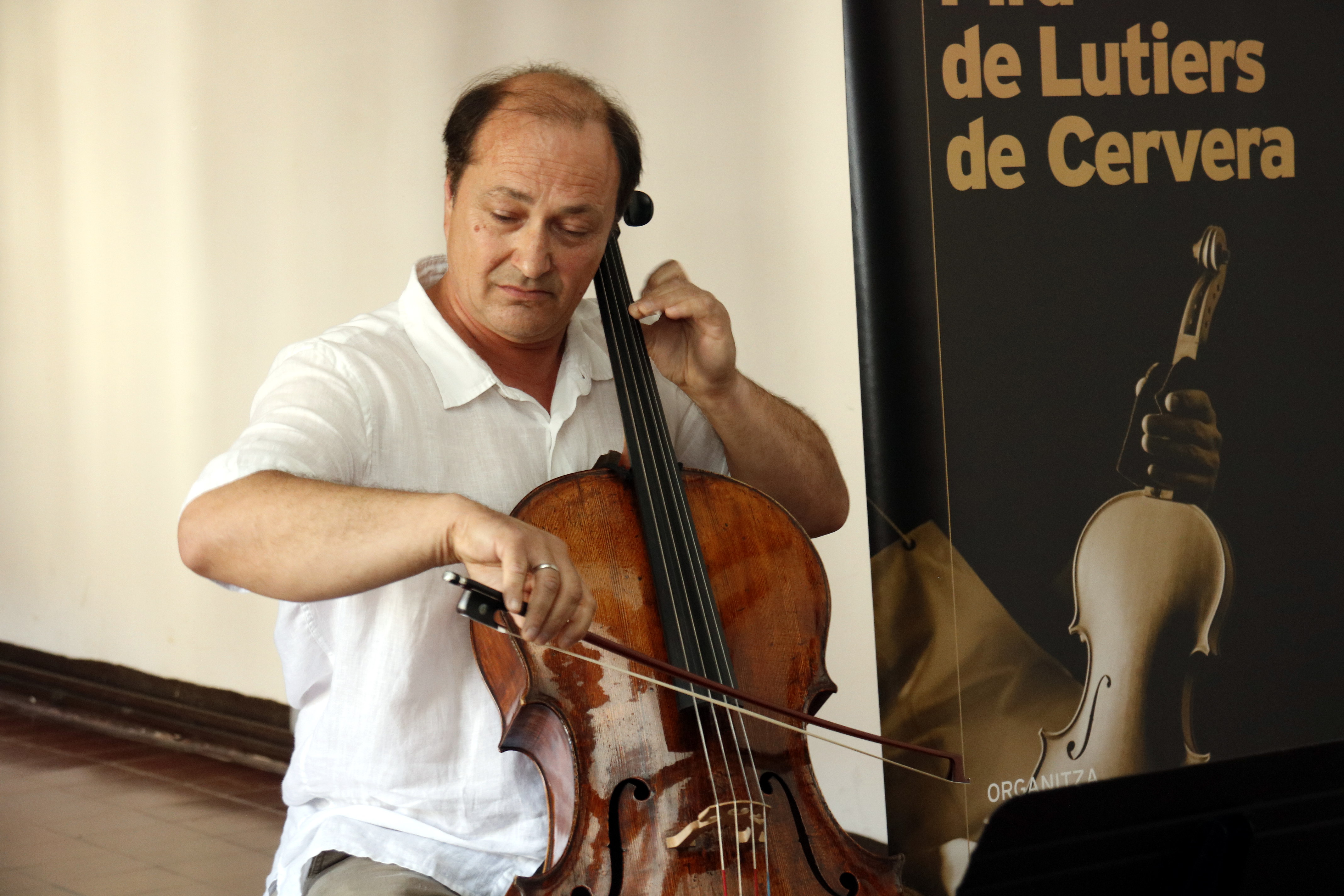 Laurentin Sbarcea plays the Giovanni Grancino cello in Cervera (by ACN)
