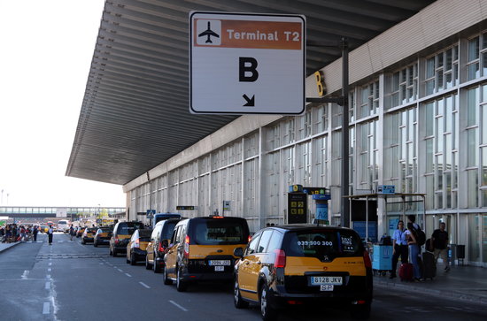 The slow protest procession of taxi drivers at the Barcelona airport on July 26 208 (by Àlex Recolons)