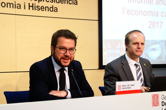 Vice-president and MInister of Economy Pere Aragonès beside secretary general of economy  Albert Castellanos on Thursday (Nazaret Romero)
