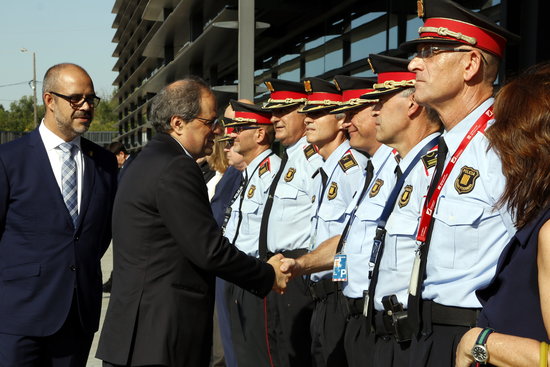 Catalan president Quim Torra salutes commanders for Mossos d'Esquadra on July 26 2018 (by Laura Busquets)