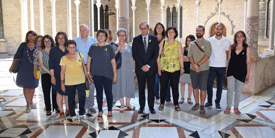 Catalan Association of Social Rights, including relatives of jailed and “exiled” leaders alongside president Torra (by ACN)