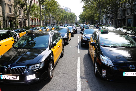 Taxi drivers protest in Barcelona's Gran Via avenue (by Nazaret Romero)