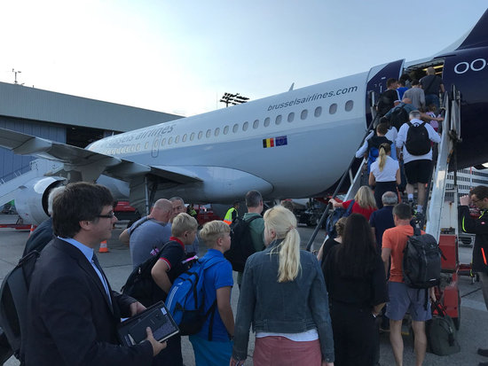 Puigdemont getting on a plane (by ACN)