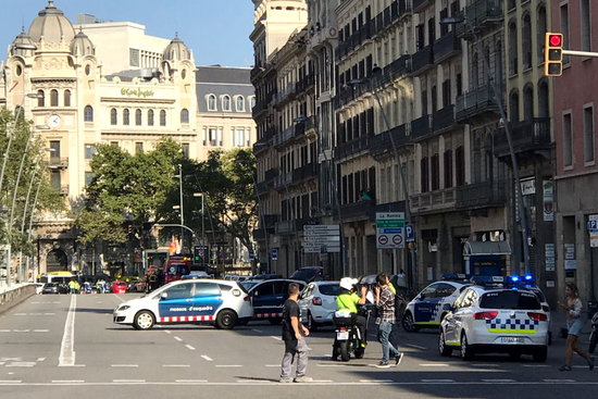 Ambulances and police vehicles some minutes after the terror attacks on August 17, 2017 (by Carlos Fernández)